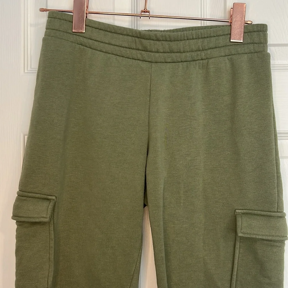 Utility green girl cargo sweatpants with white fuzzy sweater size XL